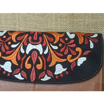 Torebka skórzana formalna kopertówka brązowa z czerwonym haftem kwiatowym .